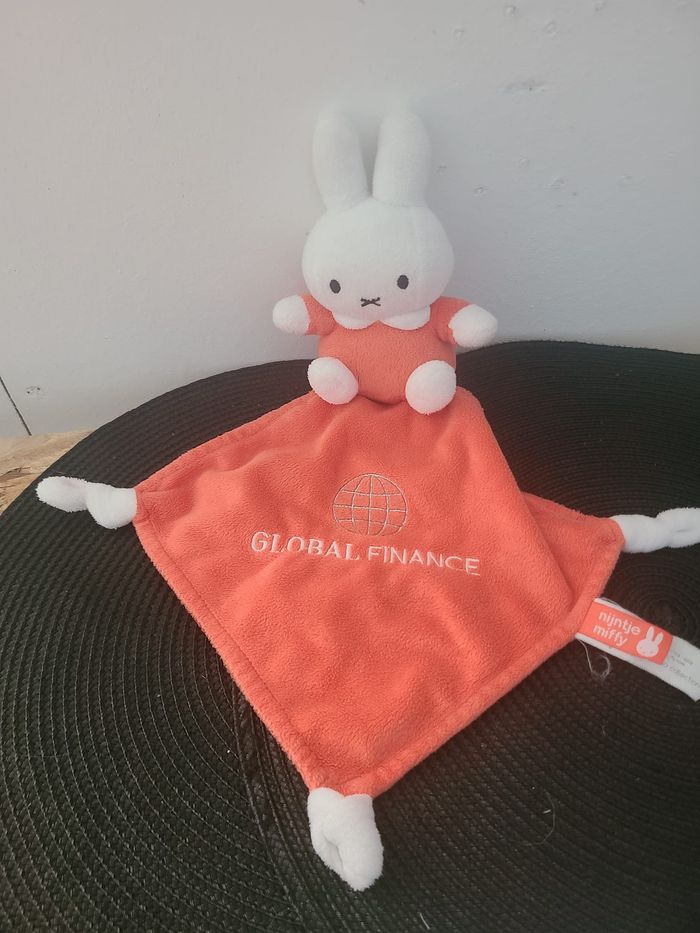 Doudou lapin MIFFY mouchoir rouge SOFT BOA - photo numéro 2