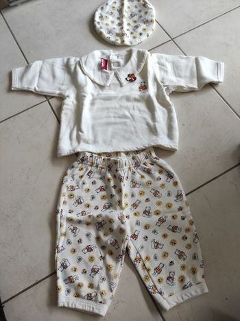 Ensemble 3 articles  un pantalon un sweat  un béret