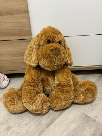Gros chien en peluche
