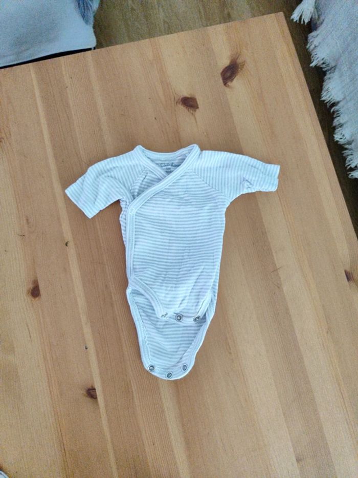 Lot 2 bodies et 1 pyjama Kiabi - photo numéro 10
