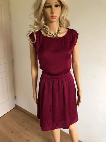 Robe bordeaux à manches courtes Naf Naf taille 38 jamais portée