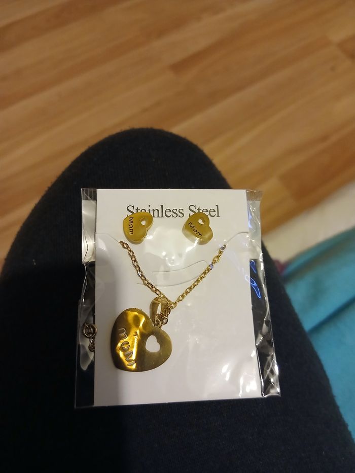 Collier avec boucles d oreille cœur dorée neuf 2