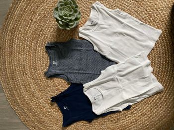 Lot de 4 débardeurs maillot de corps 1 an  et 1/2  et 2 ans 