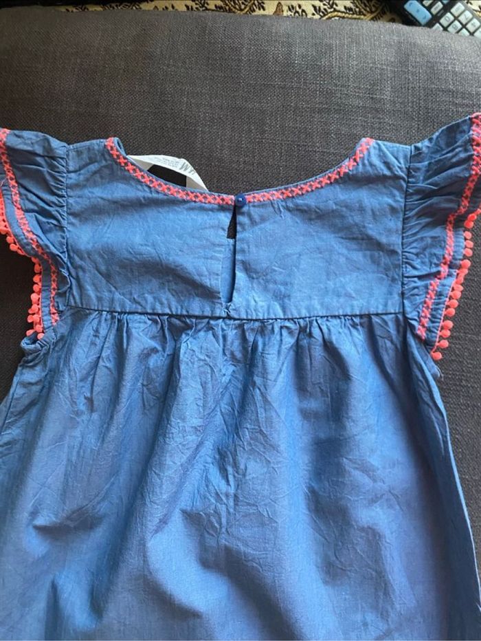Robe bleu broderie rose  H&M - photo numéro 3