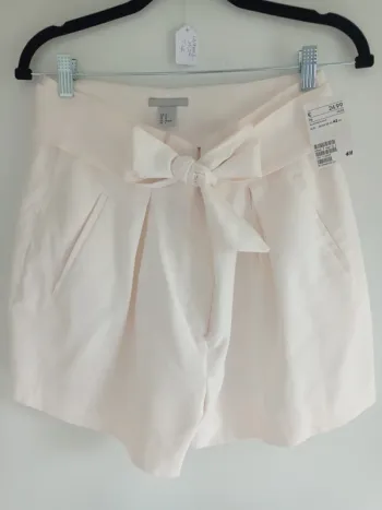 Magnifique short blanc cassé avec ceinture intégrée T.42 H&M