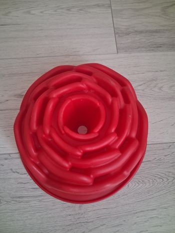 Moule en silicone rouge "Fleur" en tres bon etat