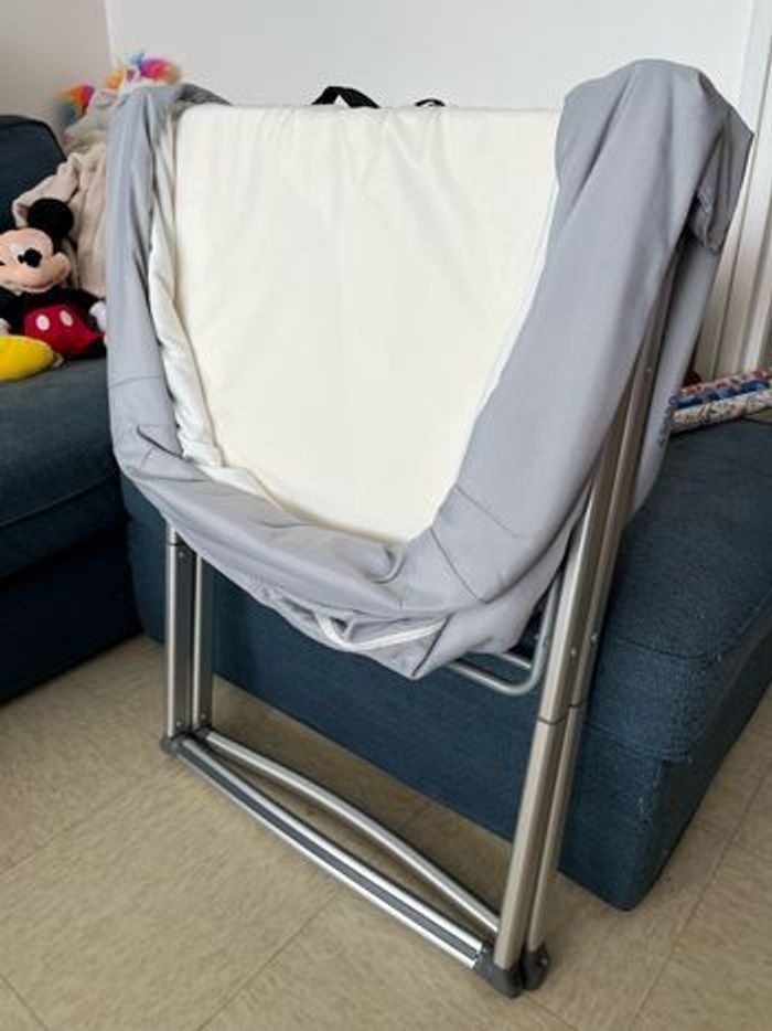 Berceau pliable avec alèses et draps housse - photo numéro 2