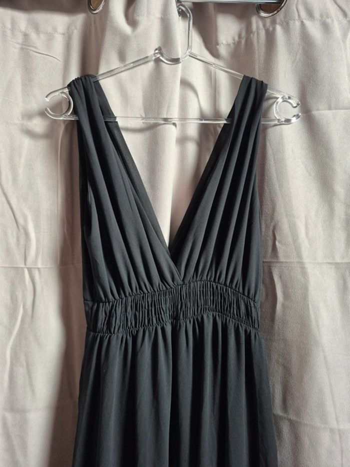 Robe noir décolleté