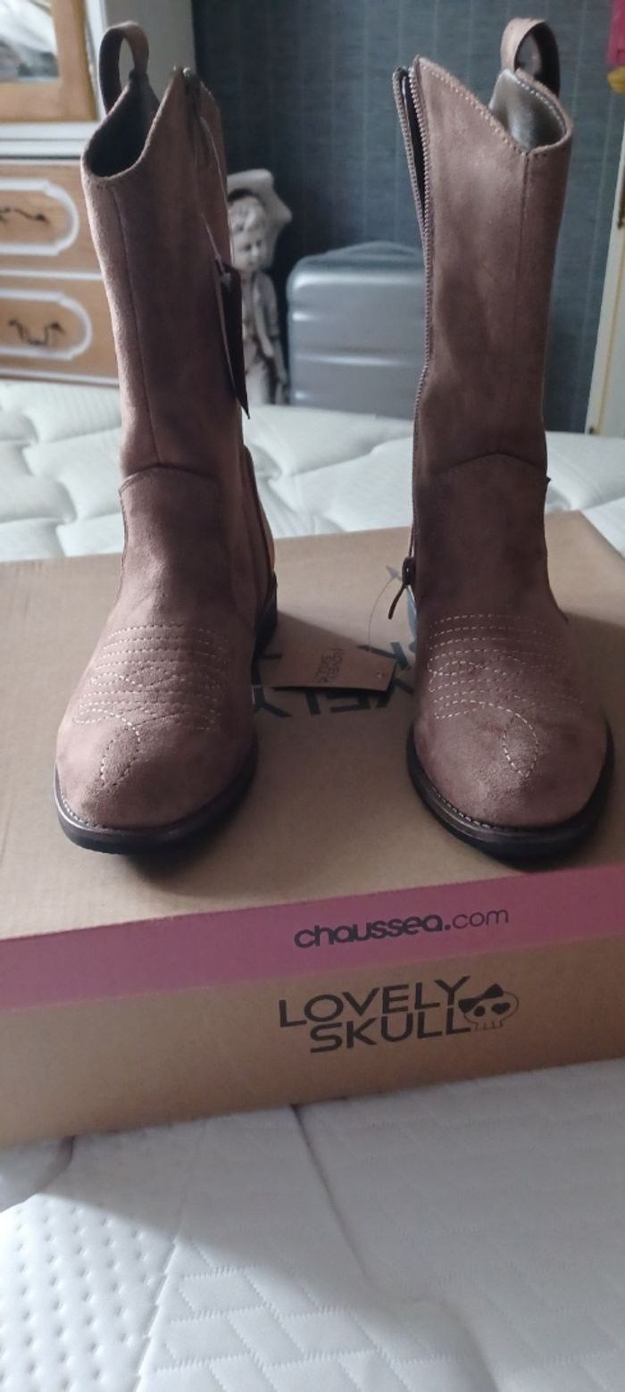 Très jolie mini bottes fille Pointure 32 - photo numéro 3