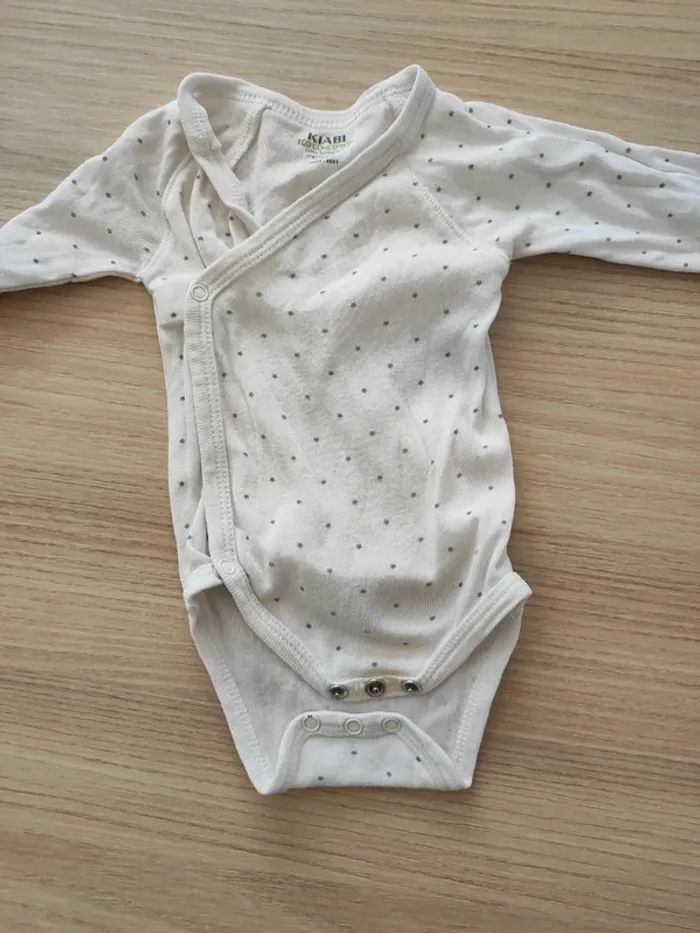 Lot 8 bodys 1 mois satisfaisant - photo numéro 12