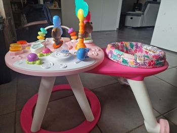 Table d'activité avec siège tournant