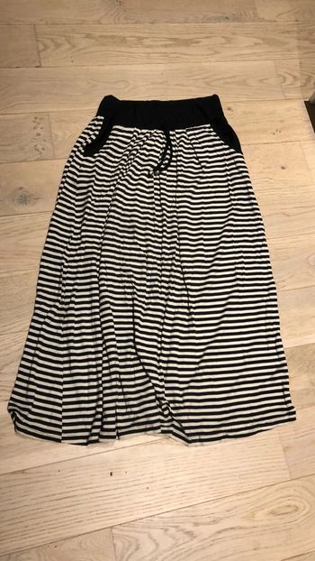 Jupe bleu marine et blanche