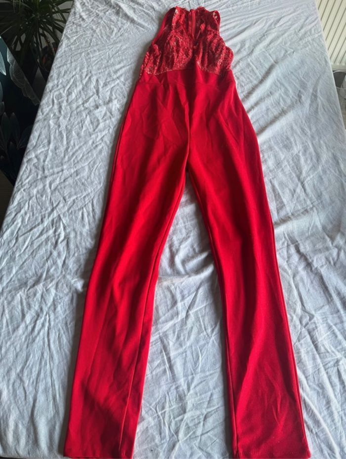 Combinaison rouge à dentelle