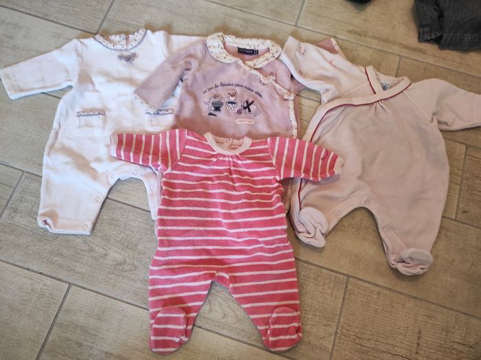 Lot pyjamas et combinaison 1 mois