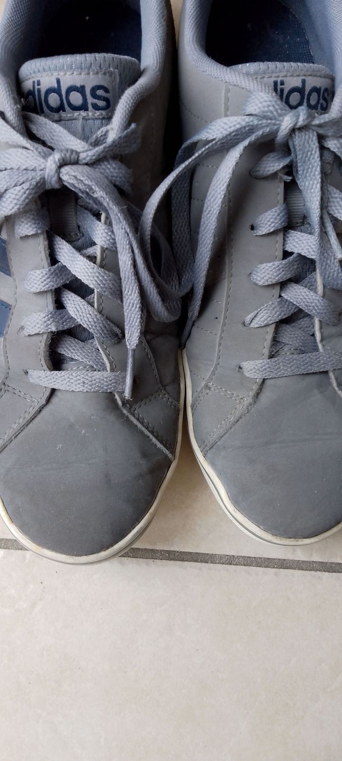 Jolie basket Adidas grises  bandes bleues marine 41,5 . Bon état. Usées en haut du talon voir photo. Pliure au niveau des orteils. - photo numéro 6