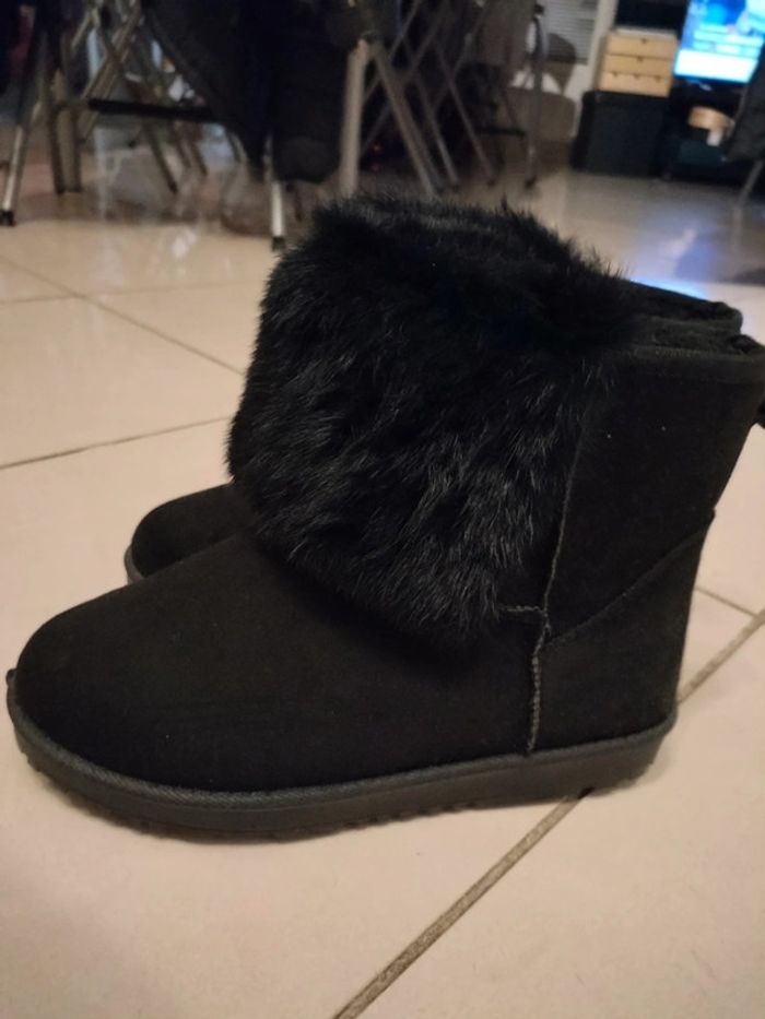 Bottines noires en fausse fourrure neuves jamais porté pointure 38