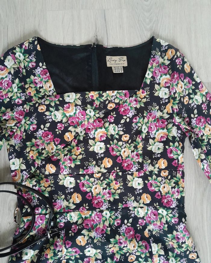 Robe Lindy Bop t.38 fleurie et ceinture - photo numéro 2
