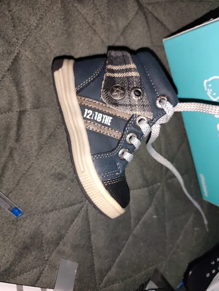 Chaussure porter qune fois taille 19 - photo numéro 2