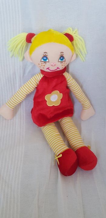 Poupée en chiffon robe rouge fleur jaune