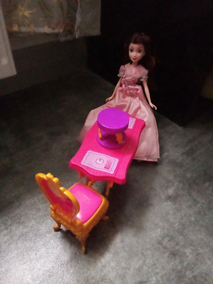 Poupée belle avec table et chaises