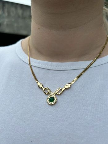 Collier doré et perle verte