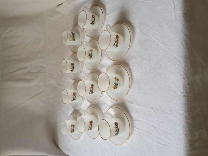 Lot de 11 tasses + 11 sous tasses Arcopal liseré or France Vieux tacots vieilles voitures vintage an