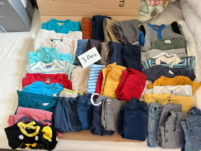 Lot de 40 vêtements taille 3 mois