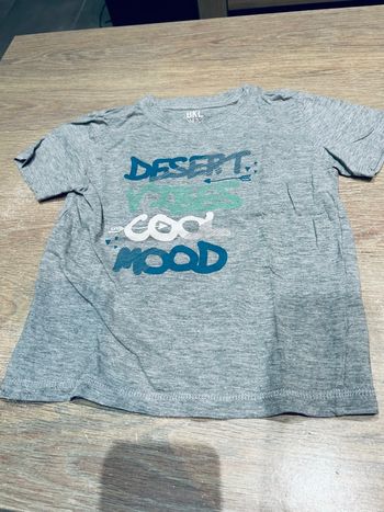 Teeshirt manches courtes gris motif écriture 5 ans