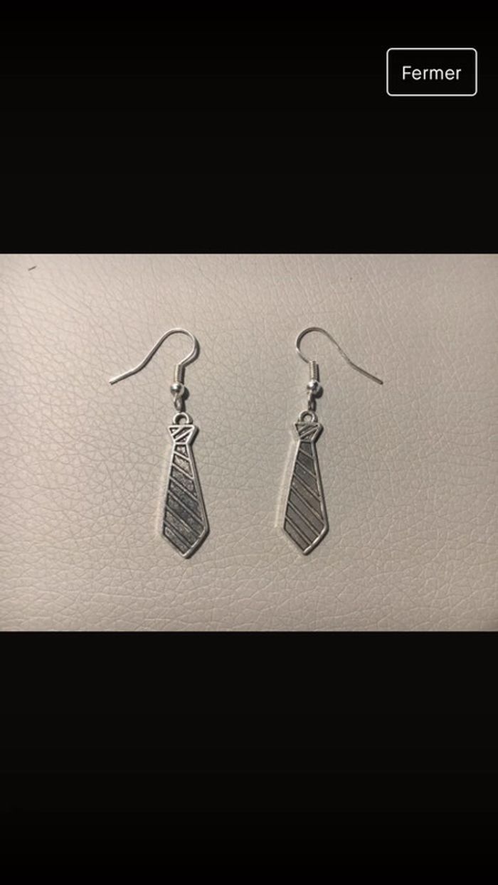 Boucles d’oreilles pendantes fantaisie cravate