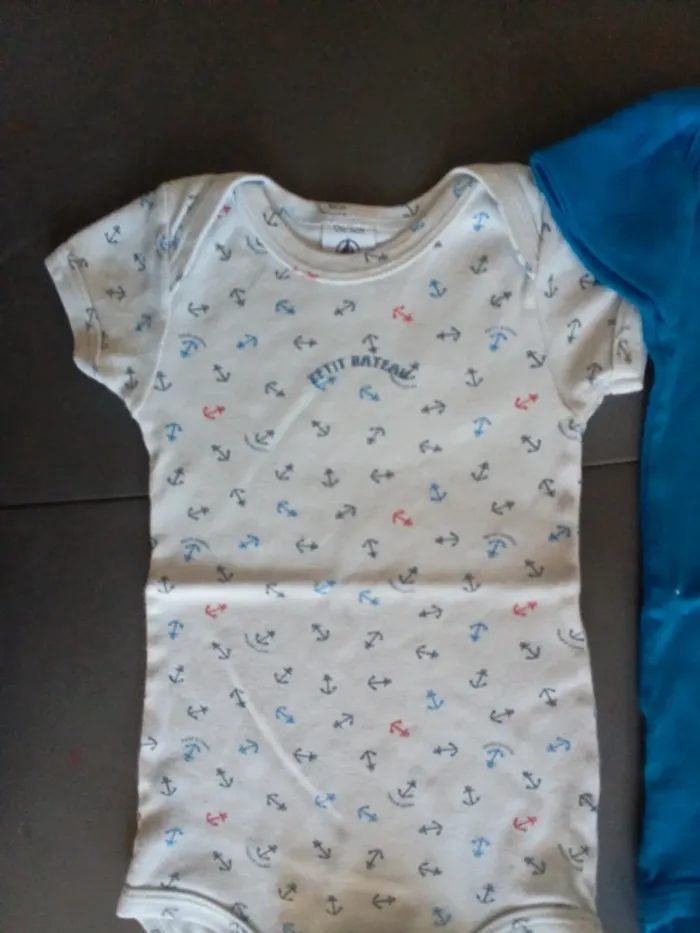 🌹lot de 3 bodies 12 mois - photo numéro 3