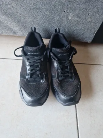 Baskets Sckechers noires taille 40