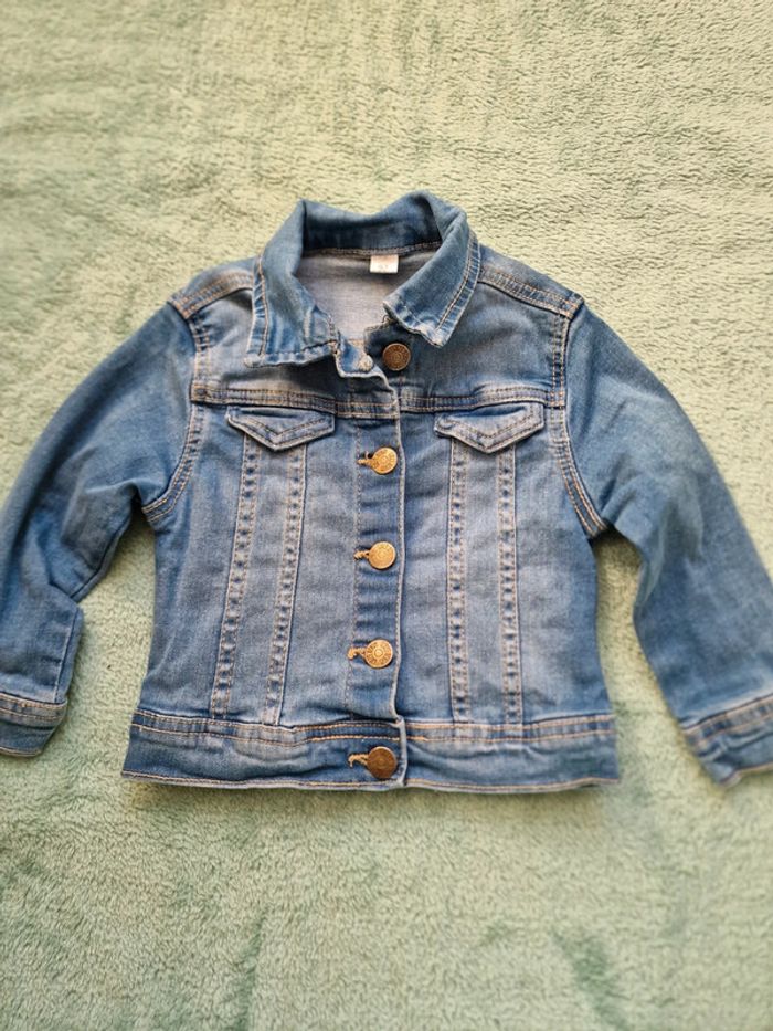 Très jolie veste en jean 92 cm