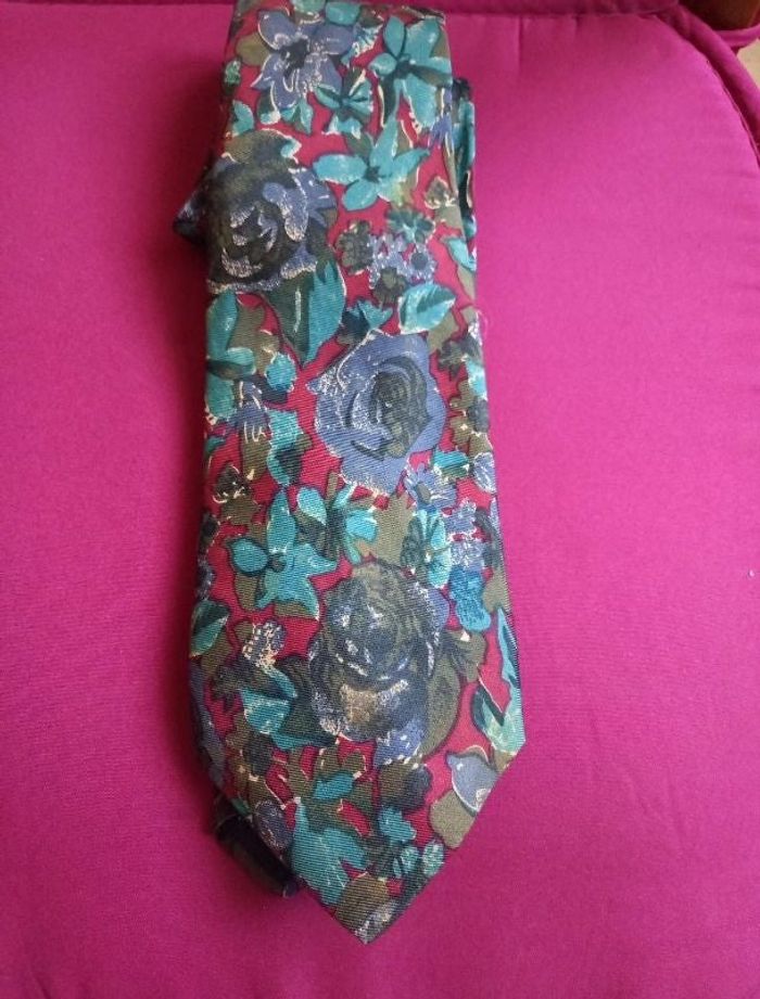Cravate en soie motif fleurs