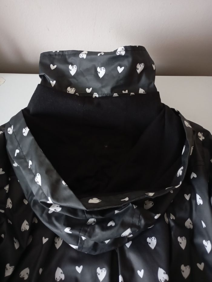 Imperméable ciré long . 8 ans. Noir gris anthracite,coeurs blancs . Tissaia. Coton polyester . État neuf - photo numéro 9
