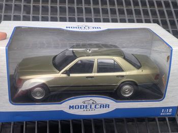 Voiture Mercedes 1/18