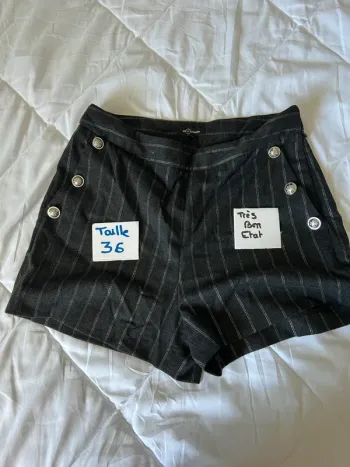 Short noir à rayures