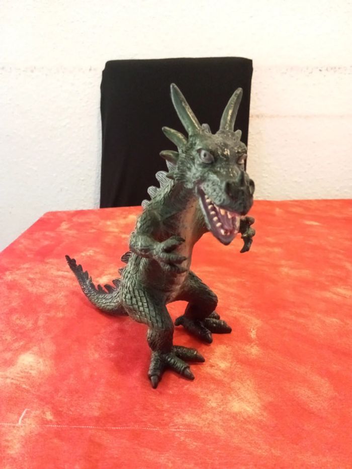 Dragon en plastique dur, 2005