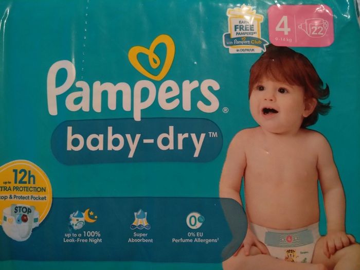 Lot de 4 paquets de couches bébé Pampers baby-dry taille 4