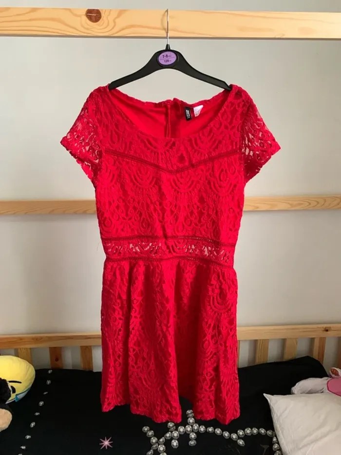 Robe rouge dentelle