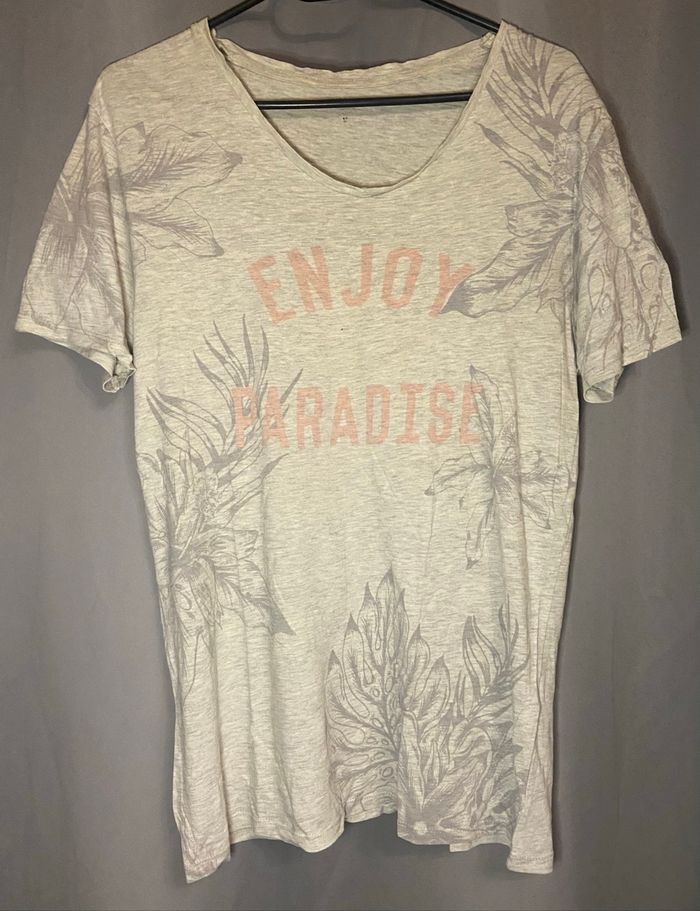Tee-shirt gris clair,foncé et corail pastel