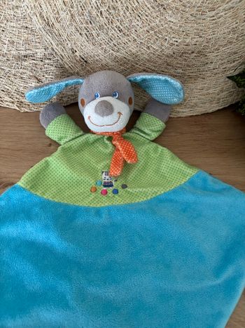 Doudou plat chien vert bleu écharpe orange mots d enfants