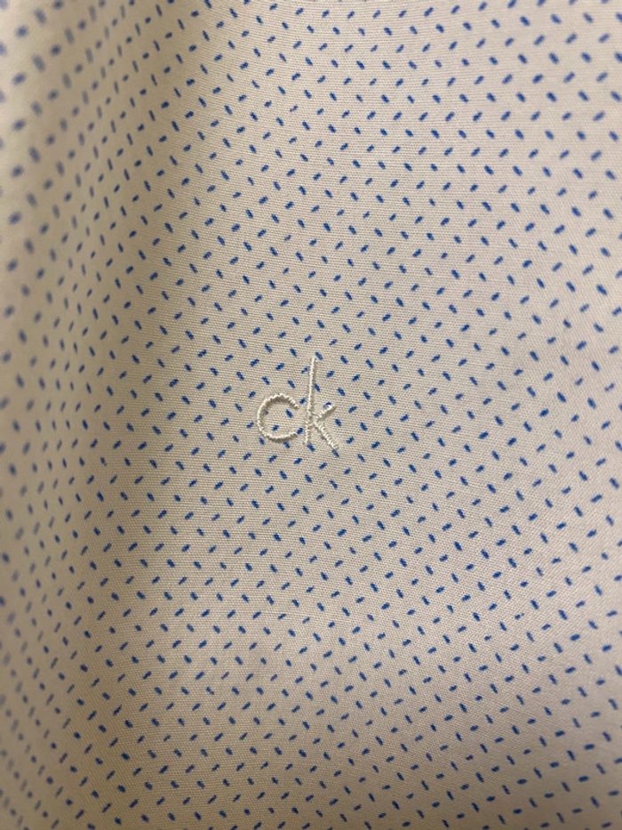 Superbe chemise blanche à motif bleu Calvin Klein taille L 40 traces au col sinon impeccable - photo numéro 4
