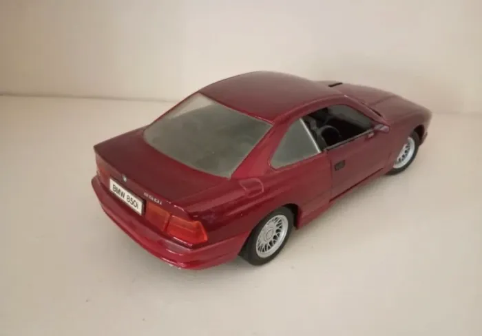 Miniature 1/18 BMW 850 i