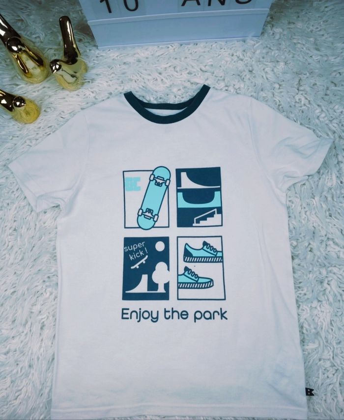 T-shirt manches courtes " Skate Park " blanc Garçon taille 10 ans marque Okaidi 🎸 - photo numéro 2
