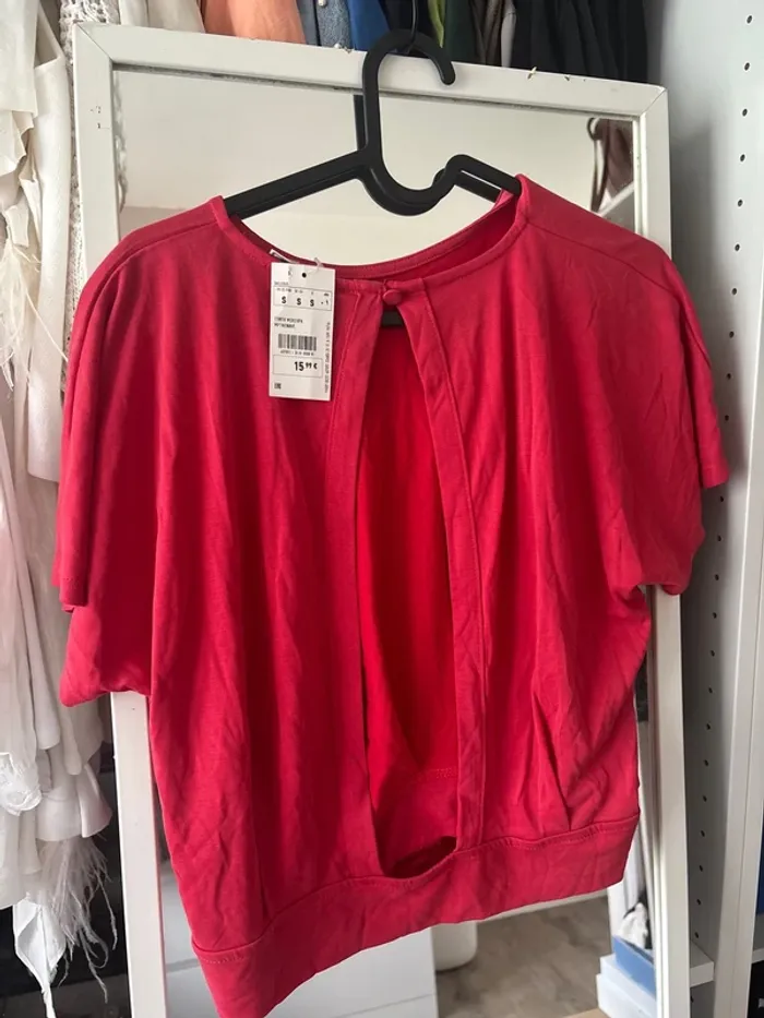 Top rouge dos nus