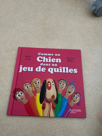 Livre comme un chien dans un jeux de quilles