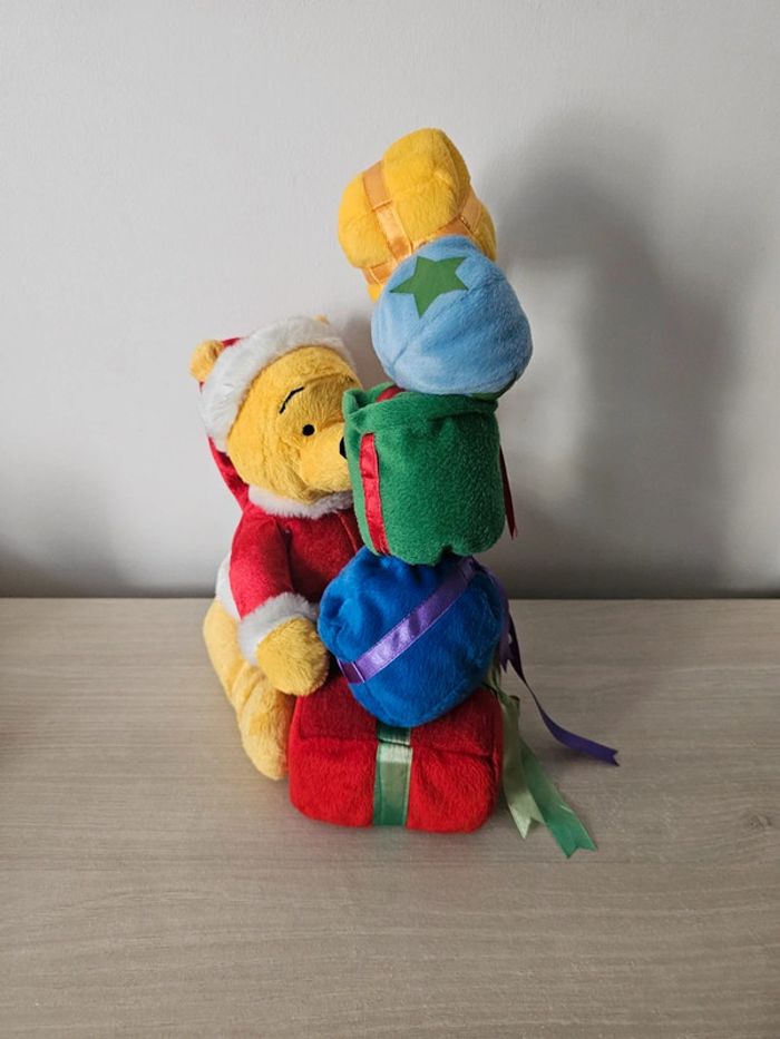 Peluche musicale Winnie L'Ourson Père Noël - Disneyland Paris - photo numéro 3