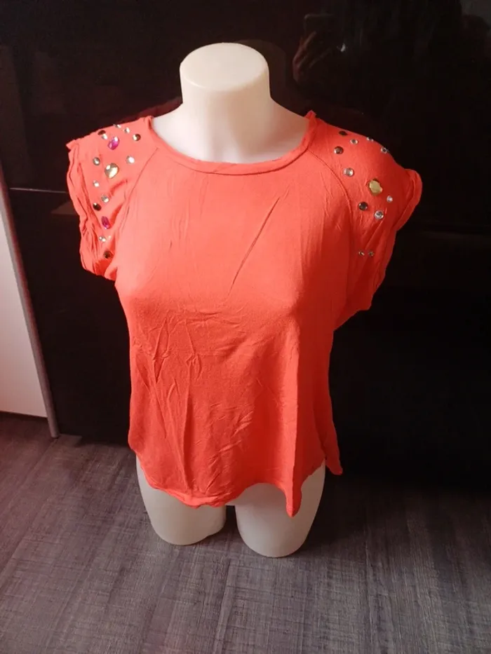 Joli tee shirt léger avec strass corail taille 40/42