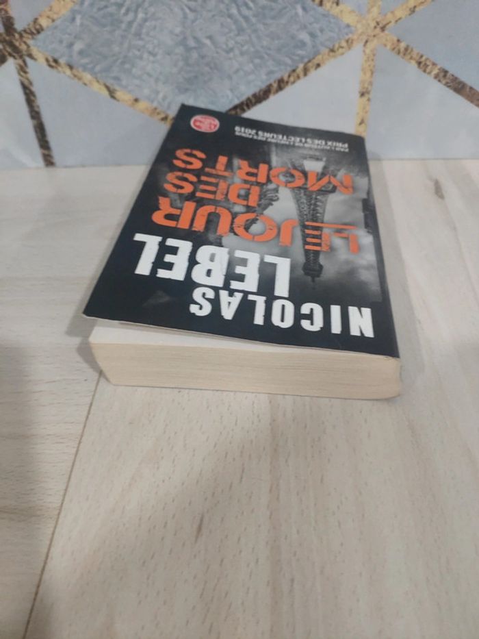 Livre poche policier le jour des morts Lebel - photo numéro 4