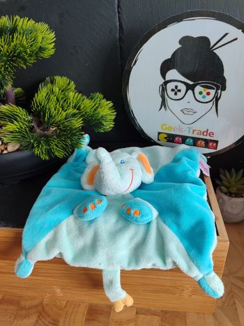 doudou éléphant pommette bleu Clair orange carré plat queue Patte DD001766